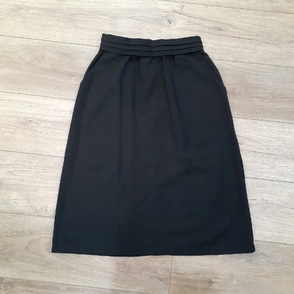 Dresses & Skirts - Vintage Black Midi Skirt